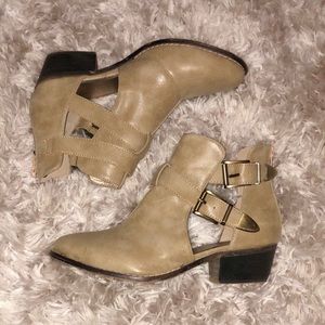 WORN ONCE LITTLE BOOTIES